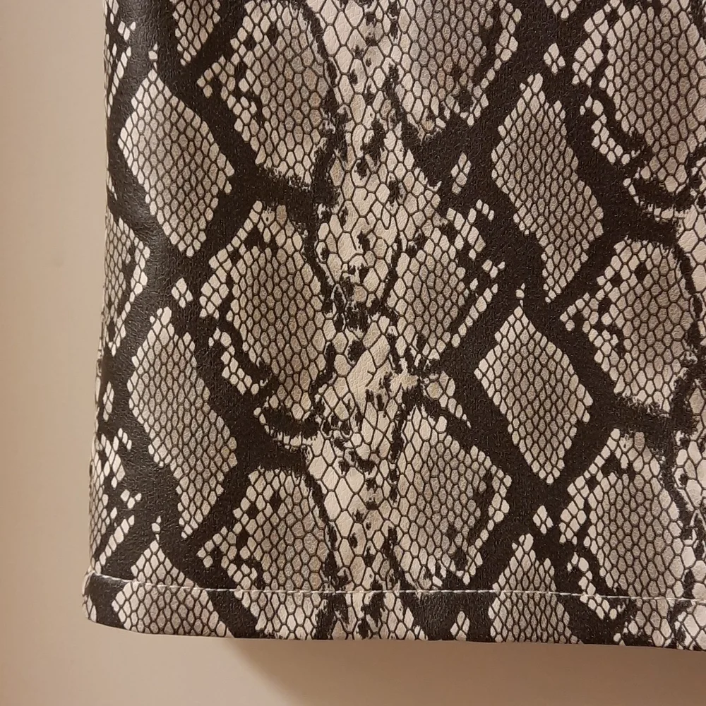 🥳HP🥳 NWT, Blank NYC Break Away Snake Print Skirt
